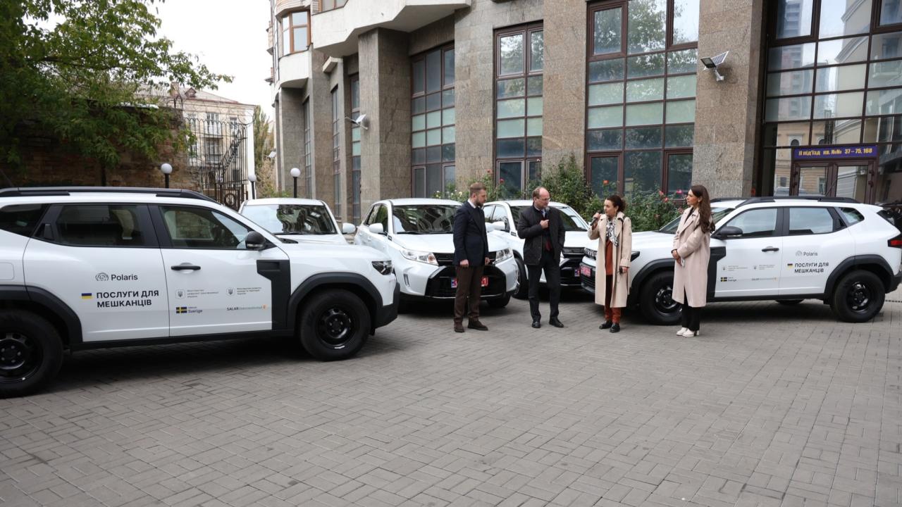 П’ять автомобілів з обладнанням для реалізації проєктів мобільного обслуговування мешканців передано громадам-партнерам Програми Polaris